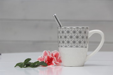 Tasse de thé avec fleur