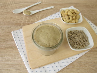 Selbst gemachtes veganes Nussmus aus Cashewkernen und Sonnenblumenkernen im Glas