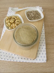 Selbst gemachtes veganes Nussmus aus Cashewkernen und Sonnenblumenkernen im Glas