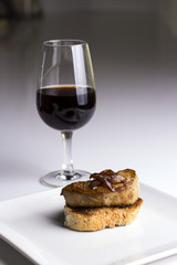 Copa de vino con tostá de foie