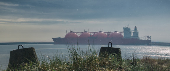 LNG TANKER - Gas port and ship after the storm © Wojciech Wrzesień