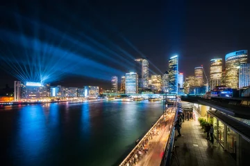 Foto op Plexiglas Colorful lights and lasers illuminate Sydney Skyline at Circular Quay for Vivid Festival 2018 in Sydney, Australia.  © Daniela Photography