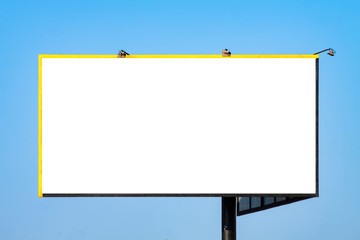 Fototapeta premium Blank horizontal billboard against a blue sky.