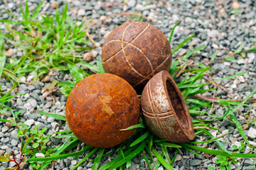 The old and broken petangue were left in the yard.