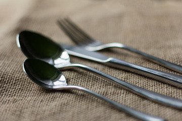 Cutlery for one person on a matting 