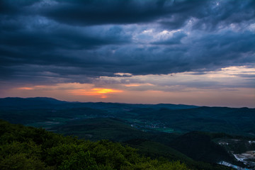 Fototapeta na wymiar Sonnenuntergang über dem Wienerwald