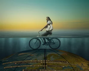 Surrealistische Komposition - ein Radfahrer, der unter Wasser auf der Erdkugel fährt © Viktor
