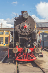Obraz premium front view of steam locomotive on rails