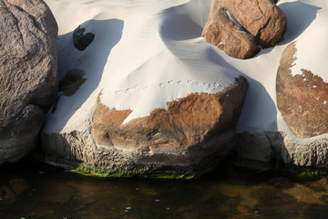 Stein und Sand am Ufer