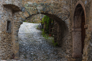 Fototapeta na wymiar Mittelalterliches Dorf Canale di Tenno, Steintor, Bogen