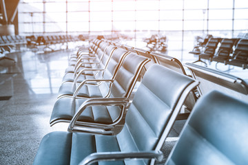 Rij lege stoelen op de luchthaven, reisconcept