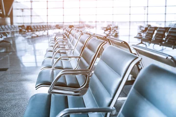 Papier Peint photo Lavable Aéroport Rangée de sièges vides à l& 39 aéroport, concept de voyage