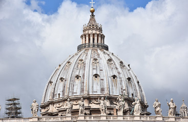 Fototapeta na wymiar Roma. View and details of the facade of the Basilica of San Pietro in Vaticano. Great dome of Michelangelo
