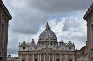 Fototapeta na wymiar Roma. View and details of the facade of the Basilica of San Pietro in Vaticano