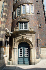 Fototapeta na wymiar Eingang zum Hulbe-Haus in Hamburg