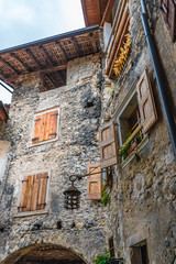 Fototapeta na wymiar Altes Haus aus Stein in Canale di Tenno