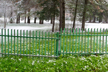 Деревянный забор между зимой и летом © seregg