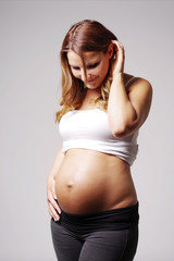 Schwangere Frau freudig und erwartungsvoll 