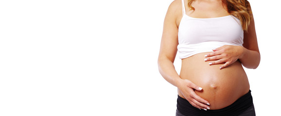 Baby-Bauch freigestellt mit Textfreiraum 