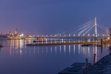 Blaue Stunde in Riga über der Duna