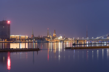 Blaue Stunde in Riga über der Duna