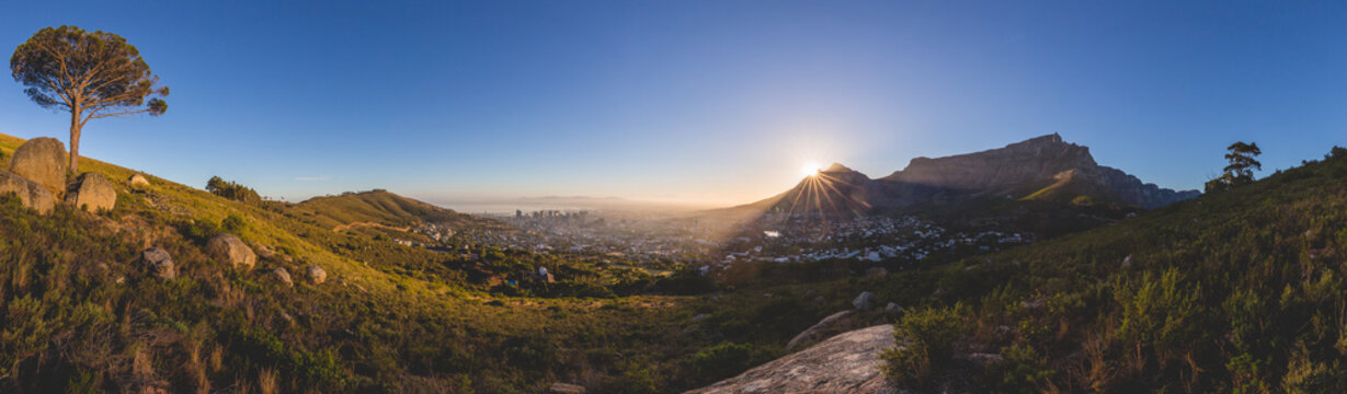 Zonsopgang panorama over Tafelberg en Kaapstad