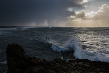 averse de grêle et tempête sur un port breton