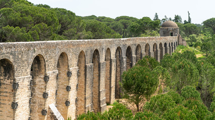 Obraz premium Aqueduct of Tomar near the templar castle. Tomar, Portugal