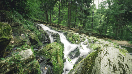 Großer Wasserfall im grünen wald - 207298597