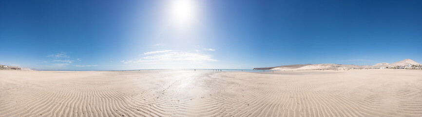 Fototapeta na wymiar Panorama of the sandy sea beach with the sun