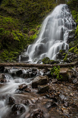 Fototapeta na wymiar Lush waterfall in Oregon's Columbia River Gorge