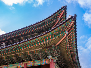 Fototapeta na wymiar The main gate at Changdeokgung Palace blue sky is a famous tourist attraction in Seoul, South Korea.