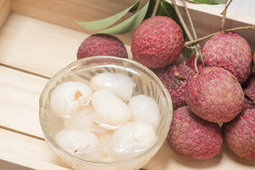 Fototapeta na wymiar fresh lychees in a wooden box