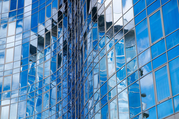 Fototapeta na wymiar Reflection of the sky in the windows of the skycsraper Отражение неба в окне небоскреба