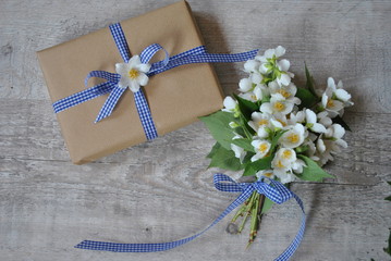 Bukiet kwiatów jaśminu i prezent