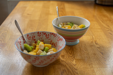 Obstsalat in Porzellanschalen