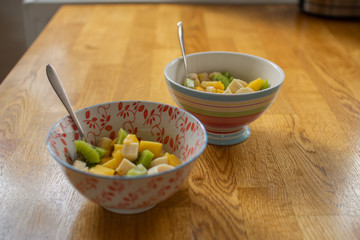 Obstsalat in Porzellanschalen