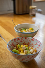 Obstsalat in Porzellanschalen