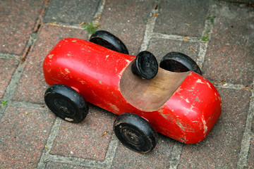 Rotes Holz Spielzeugauto