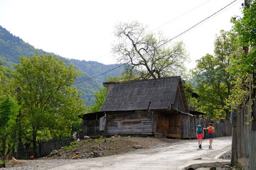 Fototapeta na wymiar Gruzja, wioska Chobiskhevi - turyści w górskiej wiosce