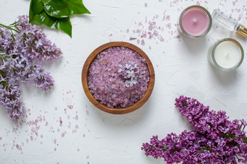 Obraz na płótnie Canvas Lilac bath salt spa with lilac flowers top view