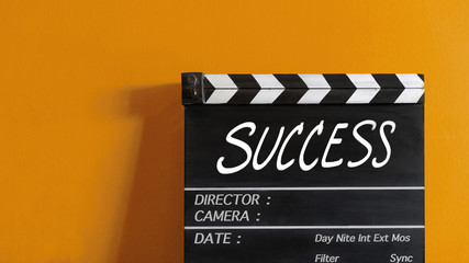 Naklejka premium success text title on wooden clapper board