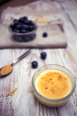 Creme brulee with bluberries 