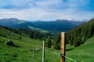 Idyllische Alpenlandschaft mit Weidezaun im Vordergrund