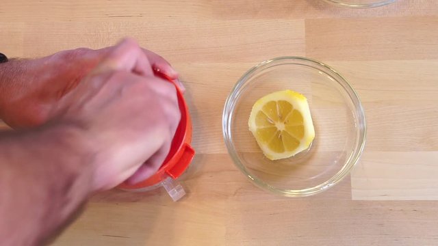 grattuggiare il limone