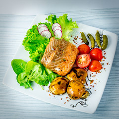 Salmon pocket whit salad, mushroom and veghetables
