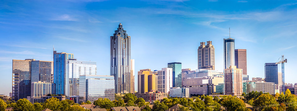 Downtown Atlanta Skyline przedstawiający kilka znanych budynków i hoteli pod niebieskim niebem.