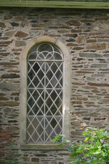 Glasmosaikfenster in alter Kirche 
