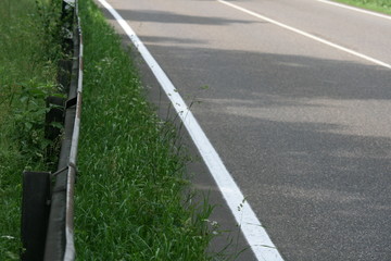 Obraz premium Asphaltstrasse mit Leitplanke