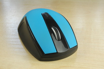 Mysz komputerowa koloru niebiesko-czarnego